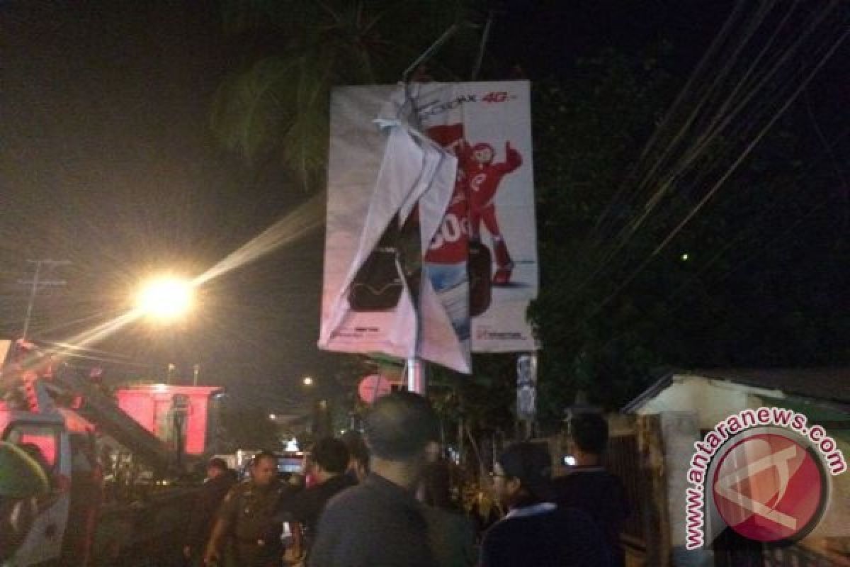 Pemkot Palembang tertibkan baliho iklan komersial ilegal