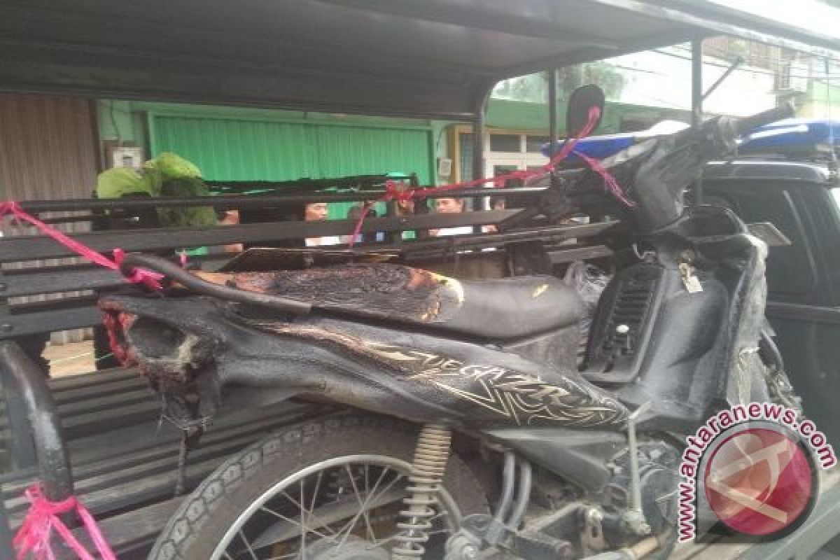 Gara-gara merokok sepeda motor hangus tebakar