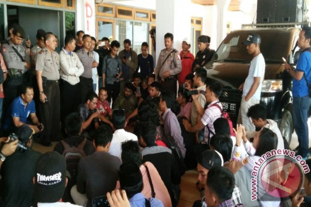 Gabungan Mahasiwa Sultra Unjuk Rasa di DPRD