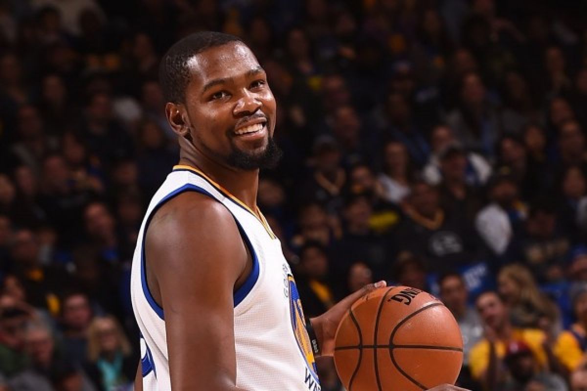 Durant tinggalkan pertandingan karena cedera lutut