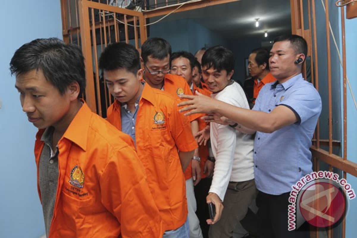 Immigration office of Palembang deports 10 Malaysian, Chinese nationals