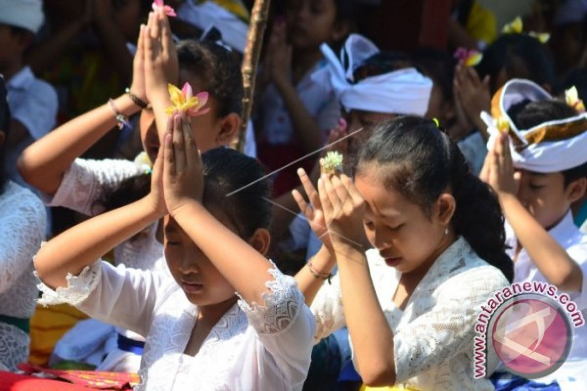 Umat Hindu Di Bali Rayakan Hari Saraswati