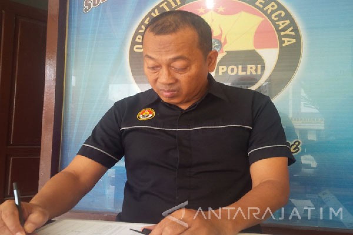 Guru Cabuli Tujuh Siswa Menyerahkan diri ke Kapolres Pamekasan