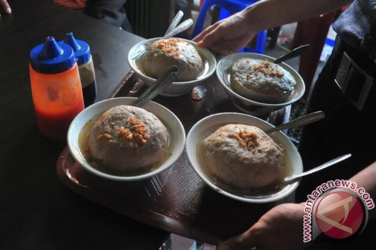 Mencicipi "Bakso Beranak" yang ngetren dan  fenomenal