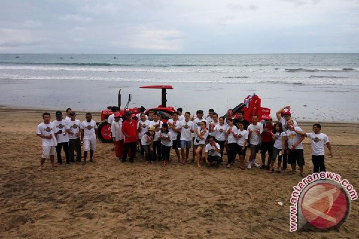 Coca-Cola Amatil Indonesia dan Quiksilver Gelar Community Beach Clean Up untuk Menanggulangi Permasalahan Sampah di Musim Angin Barat