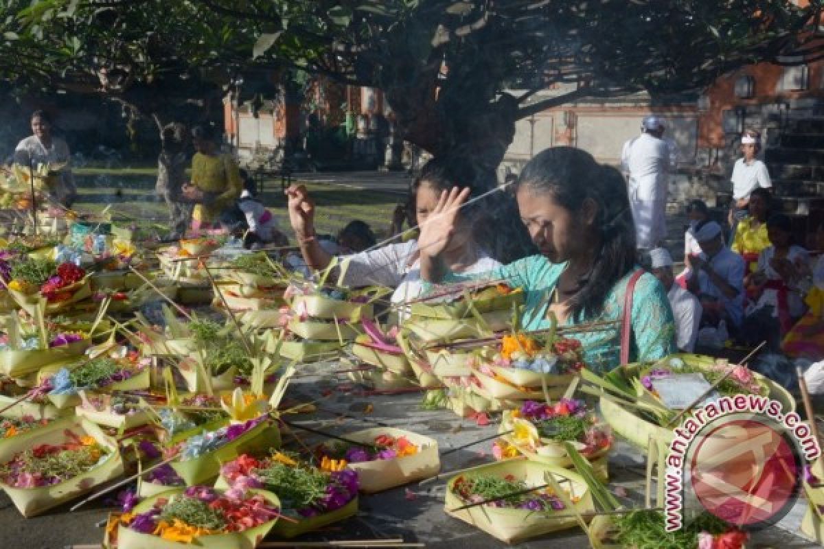 Sekolah Di Bali Gelar Persembahyangan Saraswati