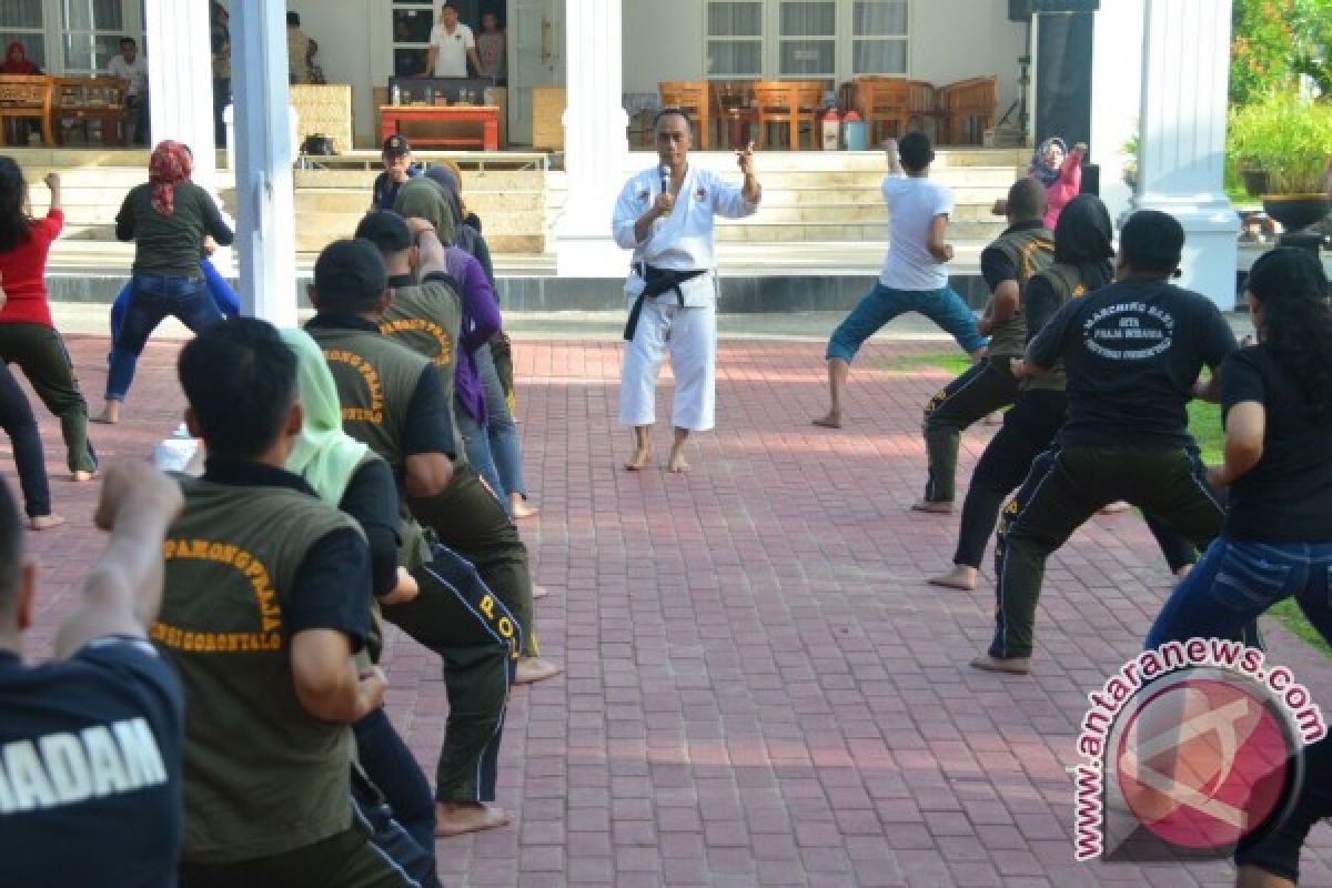 Plt Gubernur Gorontalo Bekali Ilmu Karate Kepada Satpol-PP