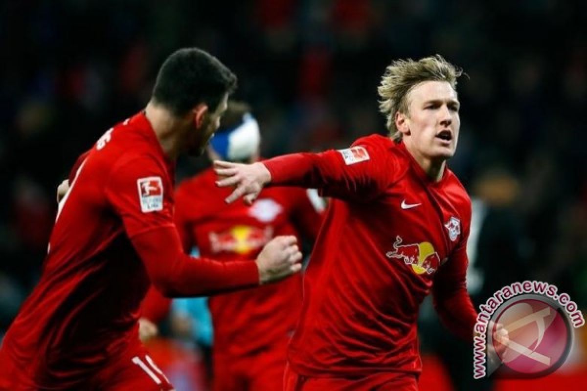 Leipzig bantai  10 pemain Frankfurt 3-0