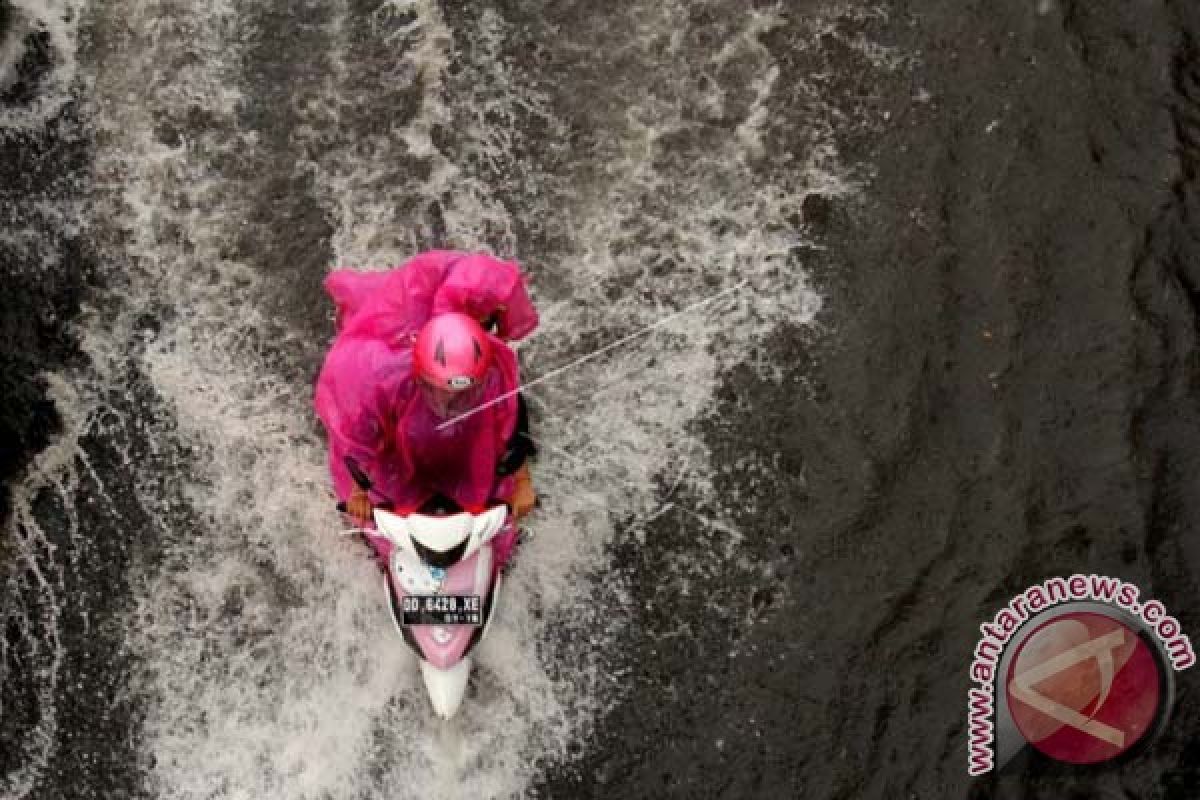 BANJIR AKIBAT DRAINASE BURUK DI MAKASSAR