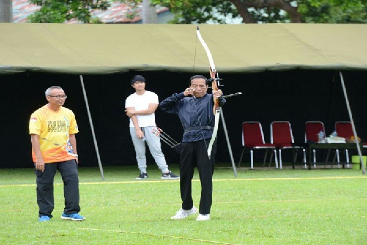 Jatuh Hati Presiden Pada Busur Panah