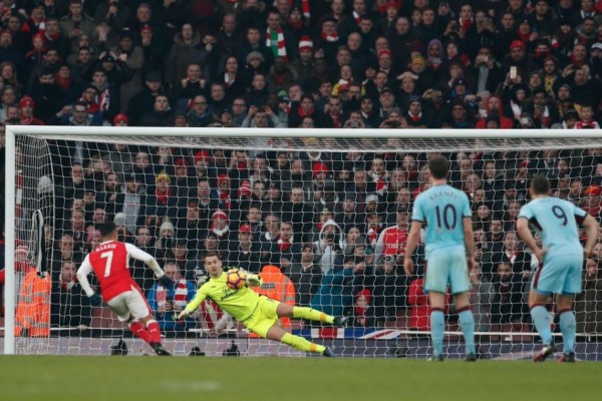 Dua penalti di menit-menit tambahan, 10 pemain Arsenal atasi Burnley 2-1