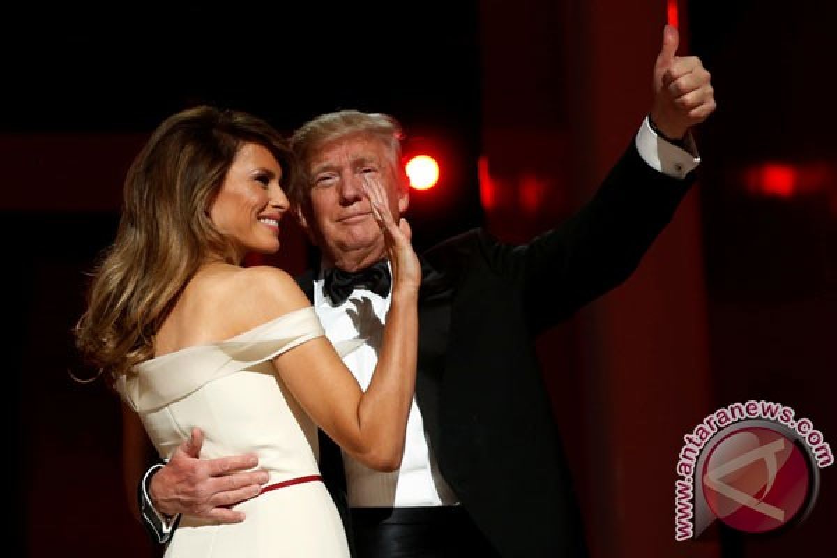 Mengapa Donald Trump tidak gandeng tangan Melania?