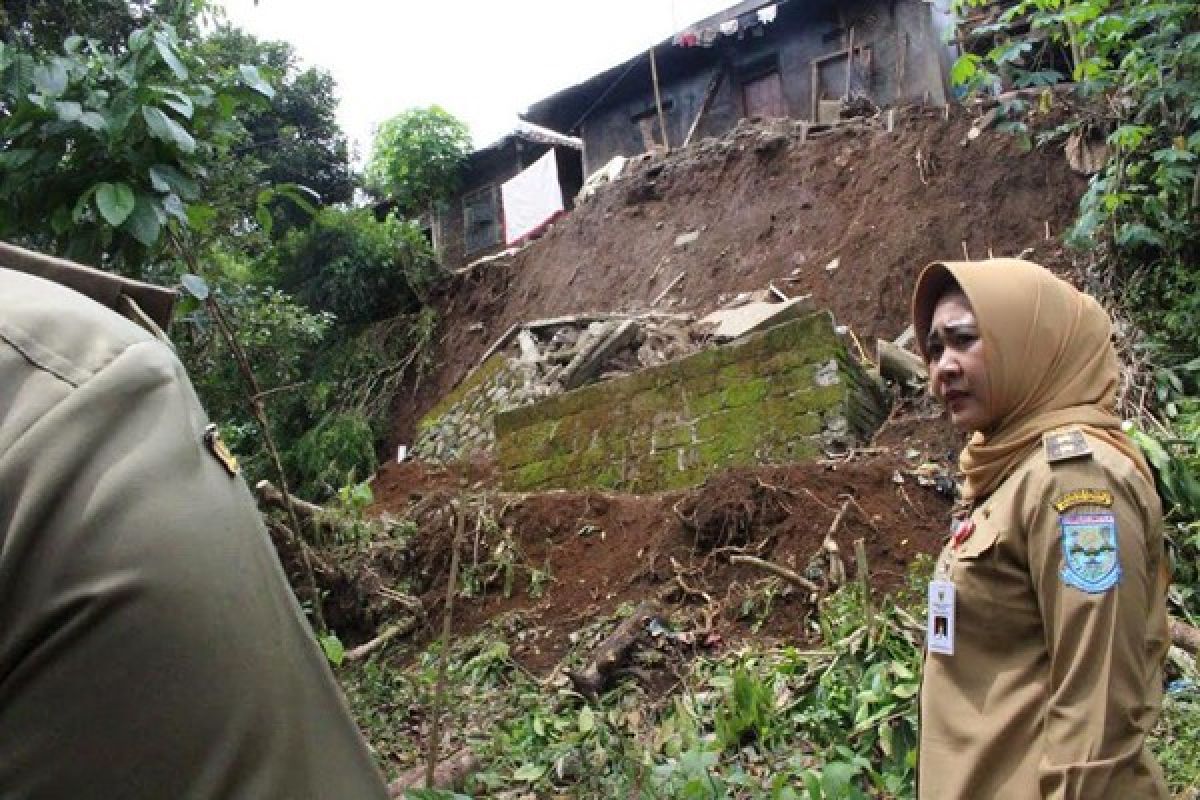 Korban Longsor Purbalingga Terima Bantuan Pemerintah