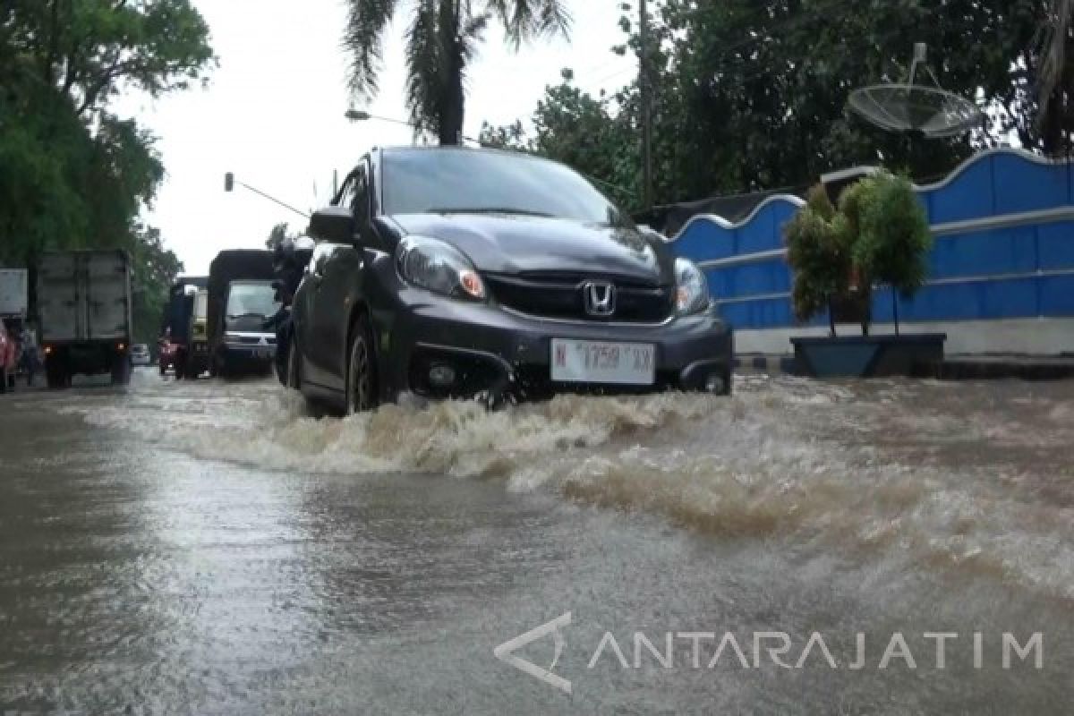 Banjir Pantura Situbondo Kembali Macetkan Lintasan Jawa-Bali (Video)
