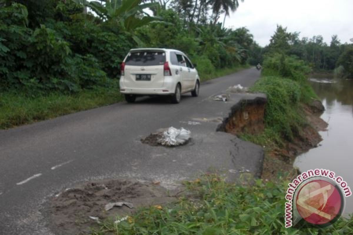 Jalan longsor di pinggiran Sungai Komering resahkan pengemudi