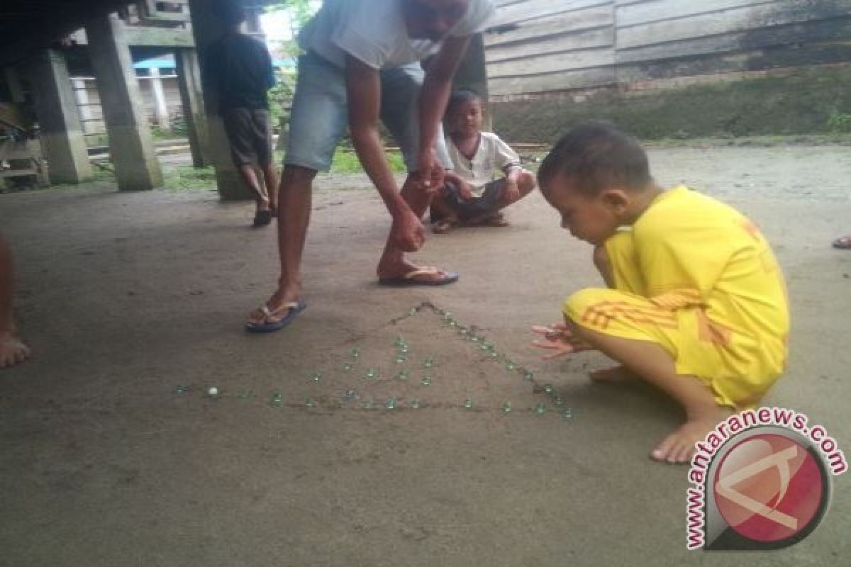 Permainan kelereng masih diminati  masyarakat desa