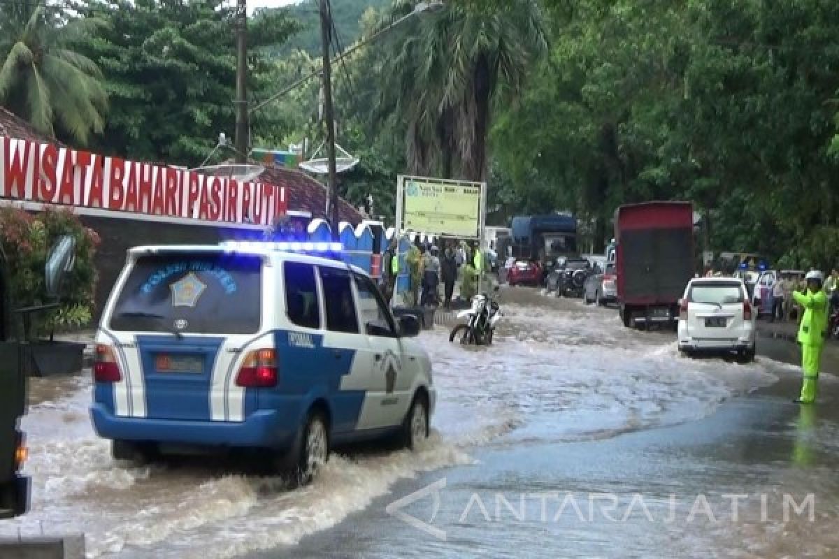 Banjir Situbondo juga Rusak Fasilitas Wisata Pasir Putih (Video)