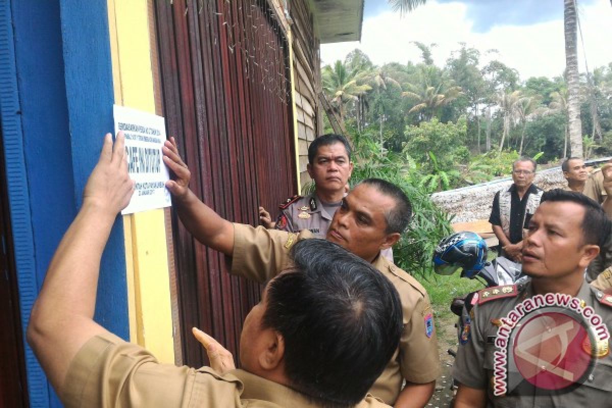 Payakumbuh Segel Kafe Tanpa Izin dan Berbau Maksiat