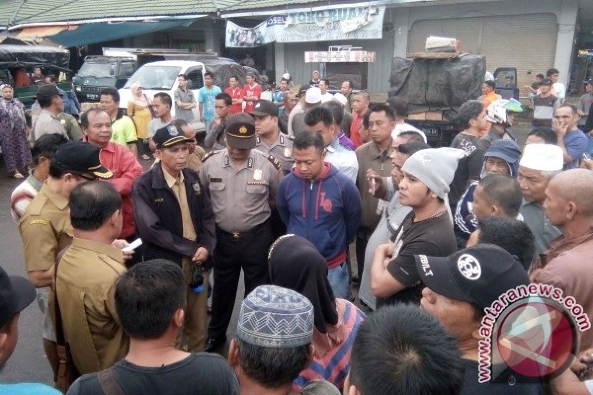 Pedagang Mingguan Protes di Pasar TDK Tamiang Layang, Polisi Berjaga