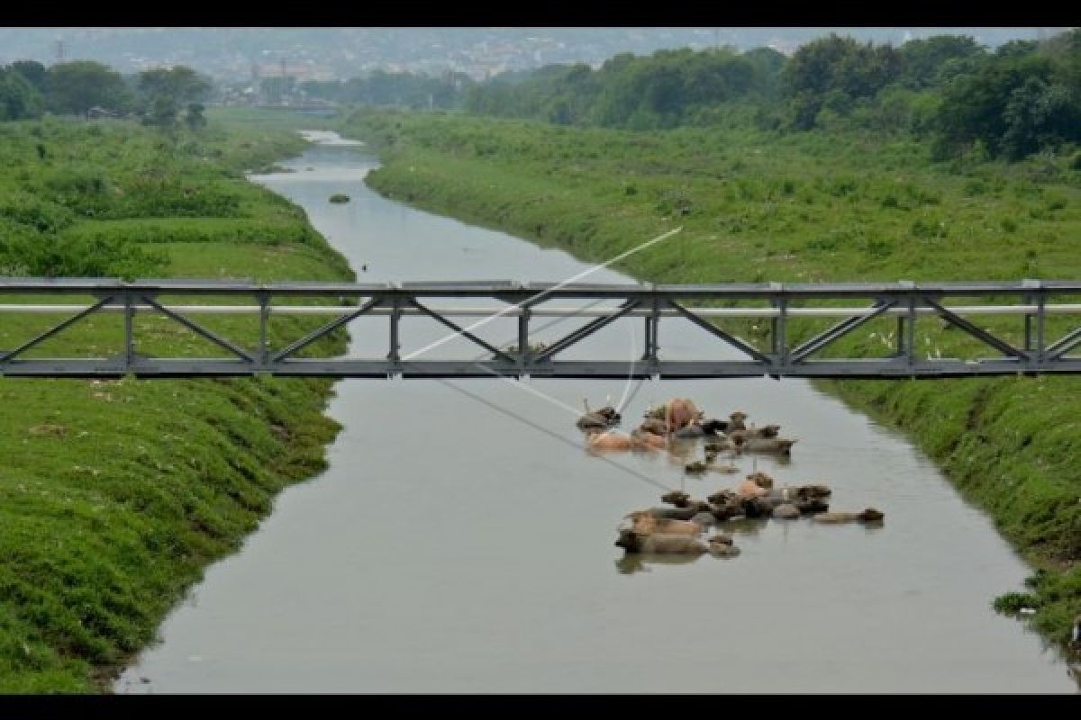 PKL Sungai BKT yang tersisa segera direlokasi