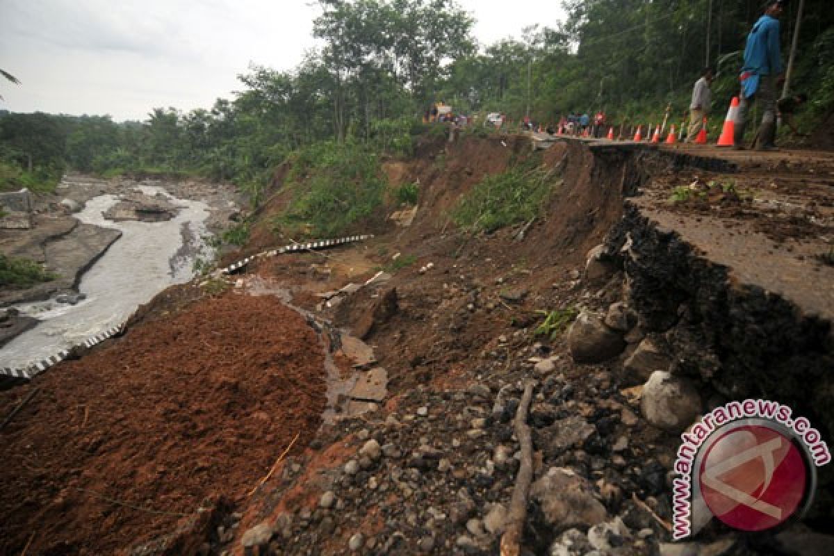 70 keluarga terdampak longsor Nganjuk diungsikan