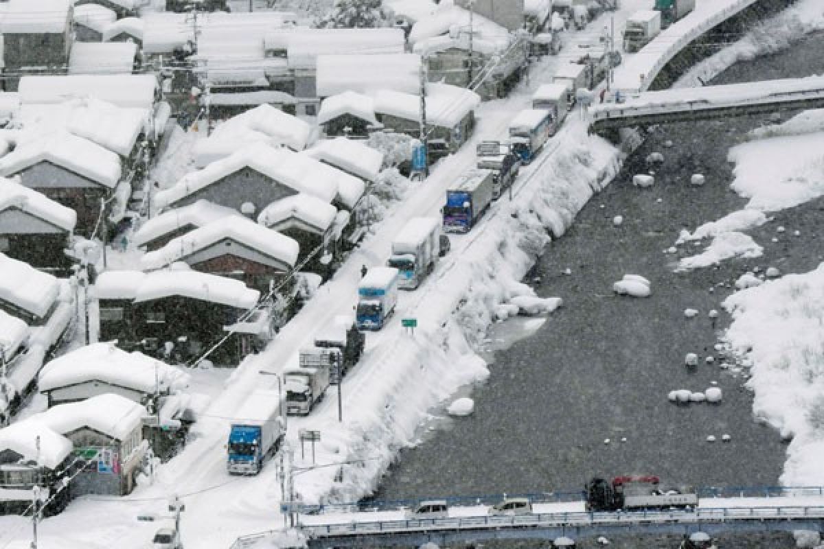 Lebih 1.000 mobil terjebak akibat hujan salju di Jepang
