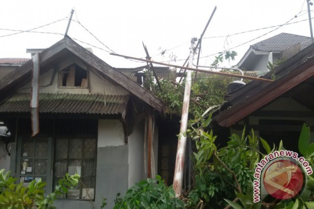 Tiga Kelurahan Di Banjarmasin Diterjang Puting Beliung 