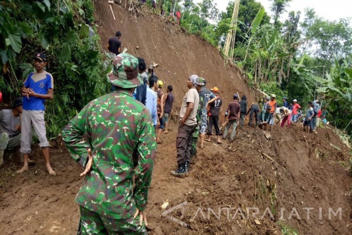 TNI Karya Bakti Bersihkan Longsor di Jember