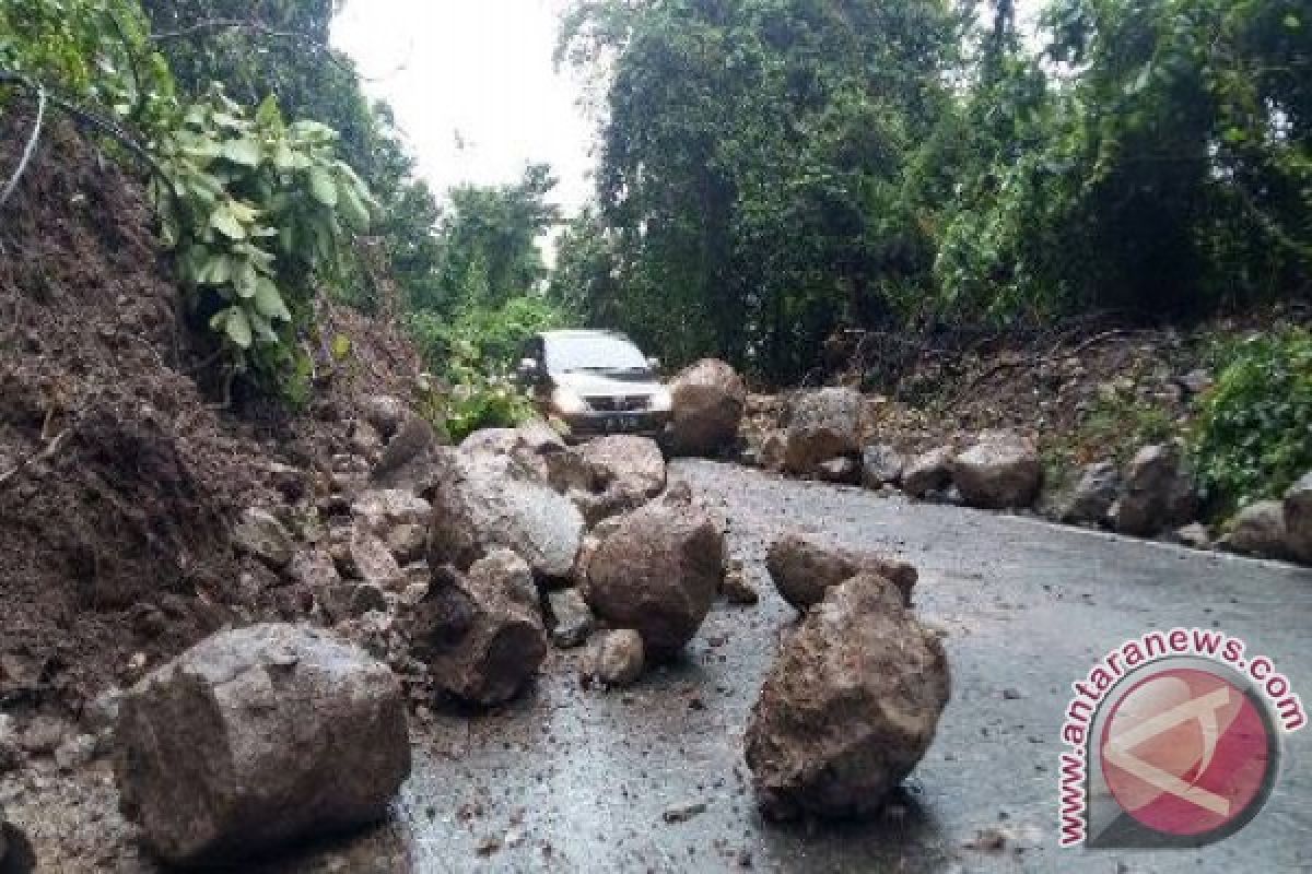 Longsor Tutupi Separuh Badan Jalan Ujong Murong Sabang Antara News Aceh