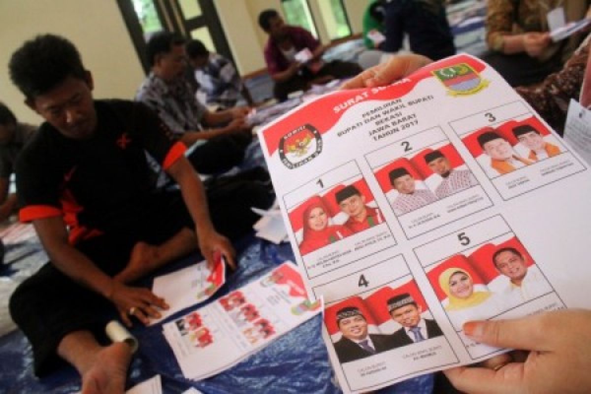 Plt Bupati Bekasi Pantau Pelipatan Surat Suara