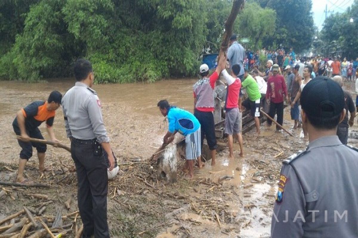 Dua Remaja Hanyut Akibat Banjir Bandang di Kediri