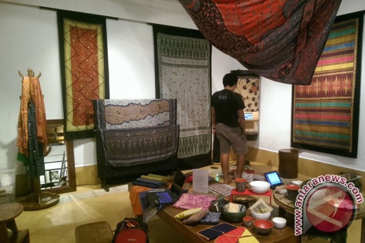 Lambung Mangkurat Museum showcases Borneo fabrics