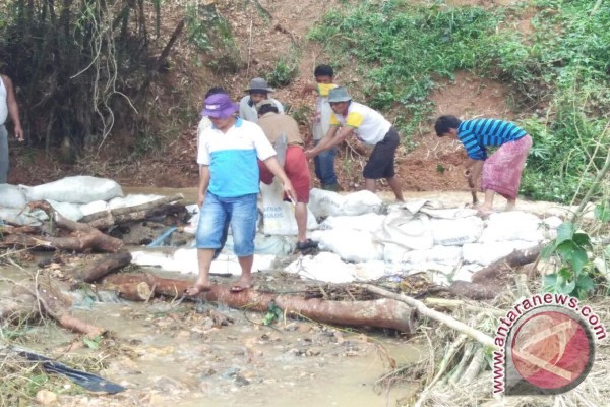 Masyarakat Sibulele Gotongroyong Pasca Banjir