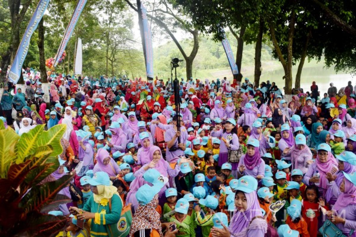 Seribuan Peserta Ikuti Aksi Makan Buah dan Sayur