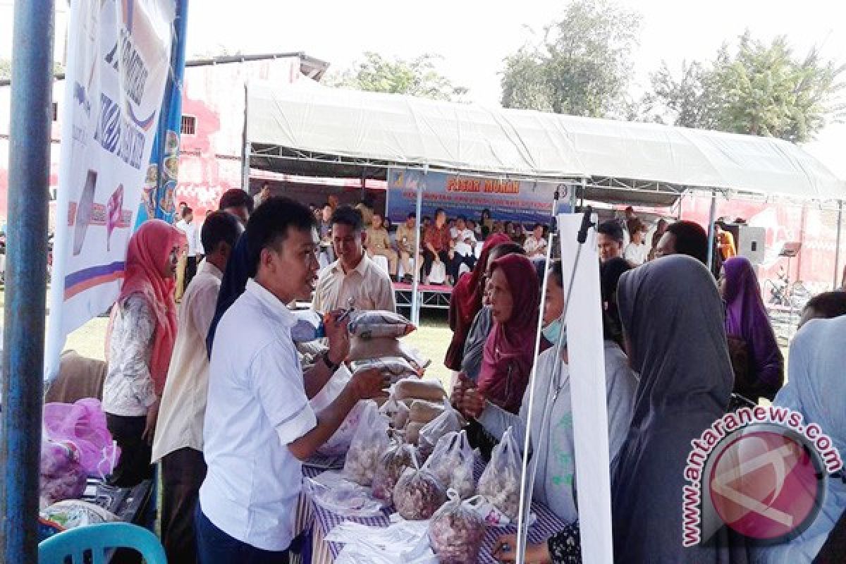 Warga Rebutan Sembako Di Pasar Murah Imlek 