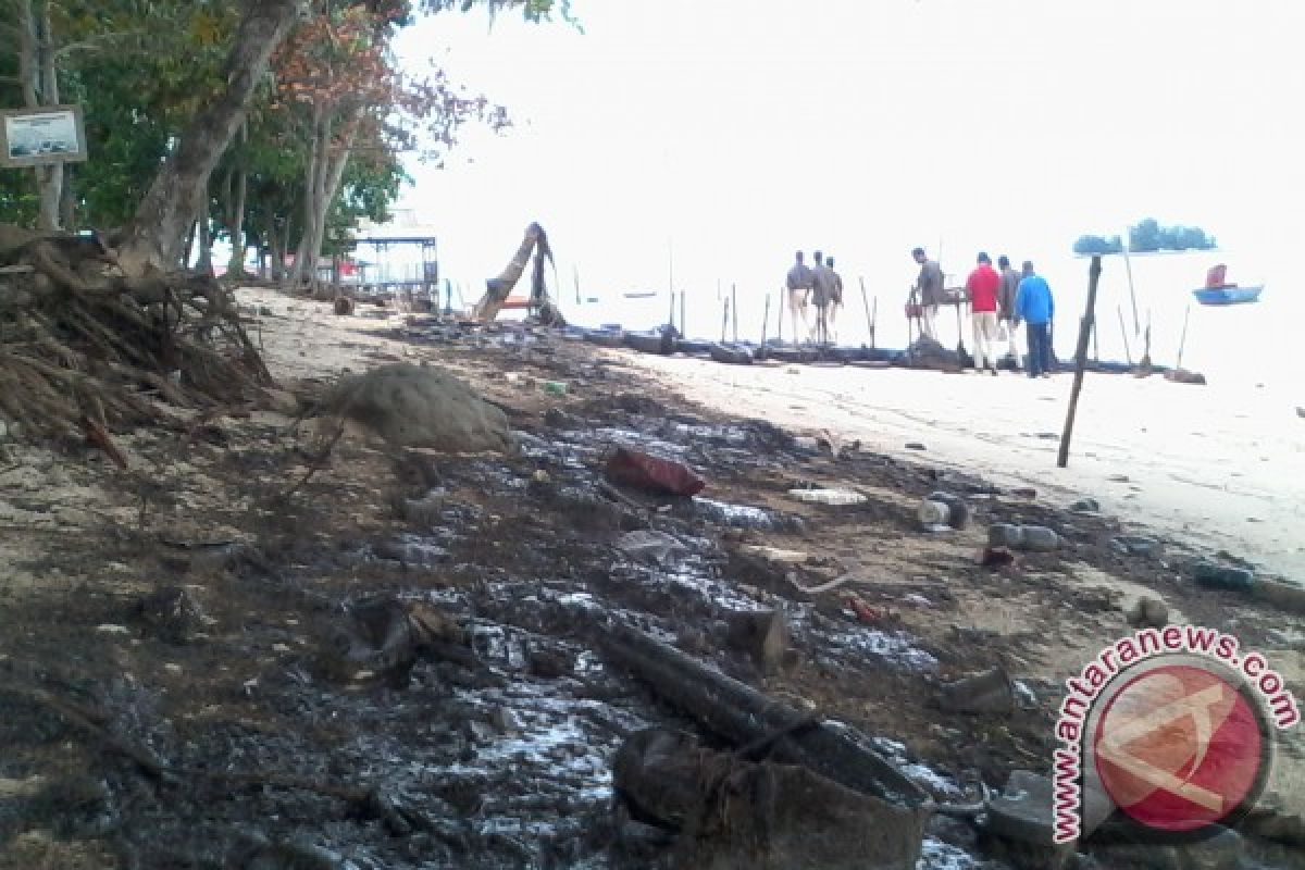 Limbah Minyak Hitam Penuhi Pantai Utara Batam