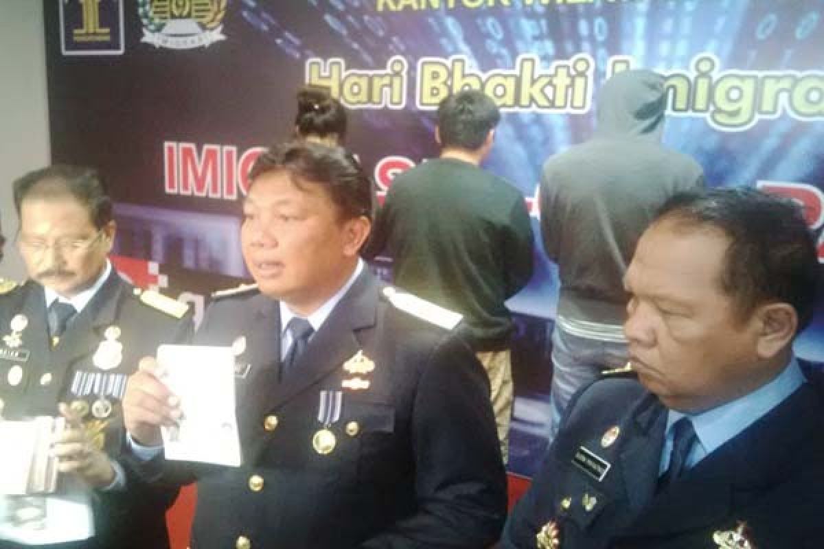 WNA Tiongkok Ditangkap Saat Berjualan di Pecinan Semarang