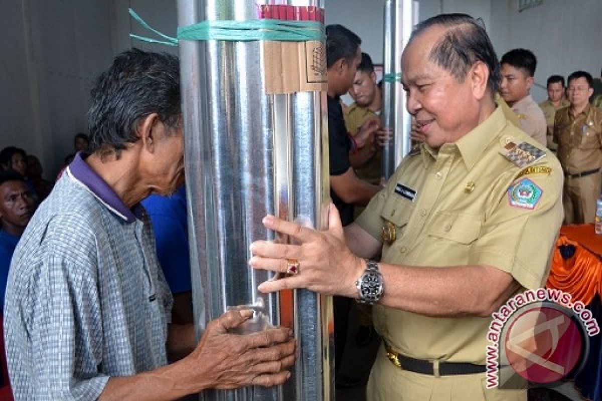 Wali Kota Bitung Serahkan Bantuan Kepada Warga 