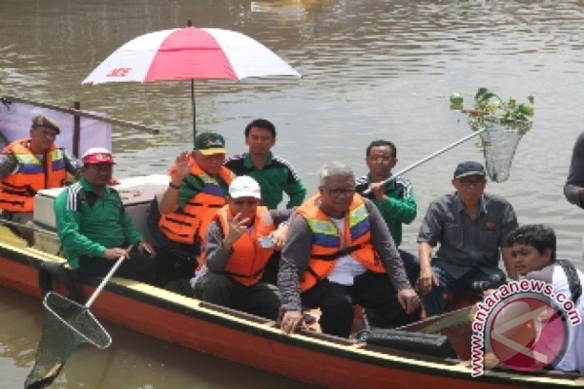 Prajurit TNI bantu warga terdampak  banjir di Samarinda