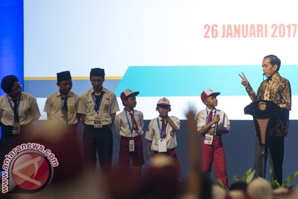 President Jokowi distributes smart cards for students