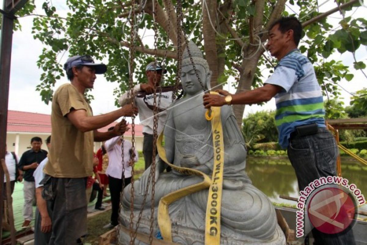 Pemasangan Patung Buddha 