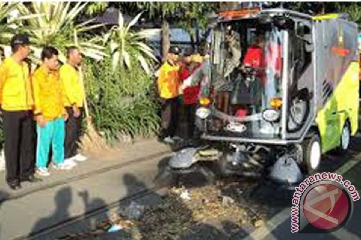 Polman Beli Mobil Penyapu Jalan Kejar Adipura