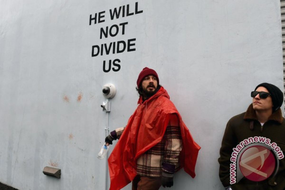 Shia LaBeouf didakwa lakukan penyerangan dalam protes anti-Trump