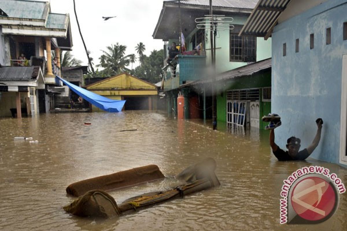 Ratusan warga Manado mengungsi akibat banjir