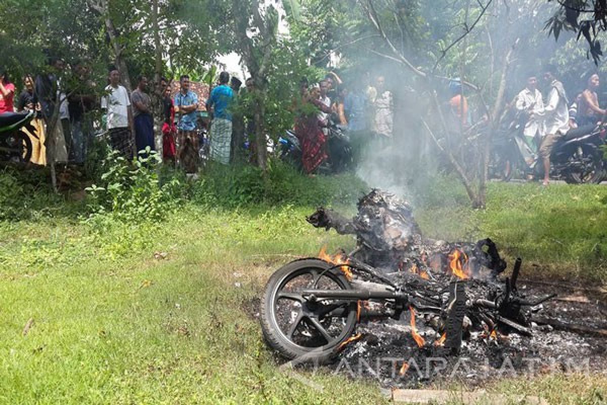 Sepeda Motor Pencuri Burung Dibakar Massa di Pamekasan