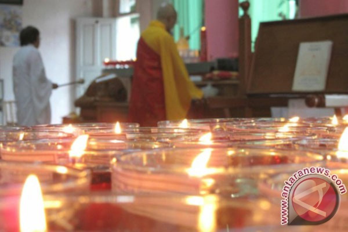 Umat Buddha Bengkulu Nyalakan Pelita Sambut Imlek