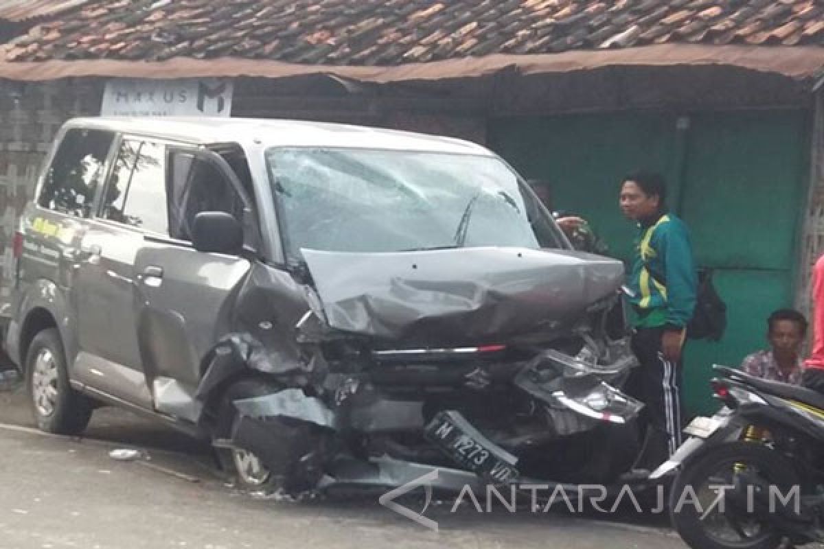 Sopir Gran Max tewas akibat bertabrakan dengan minibus