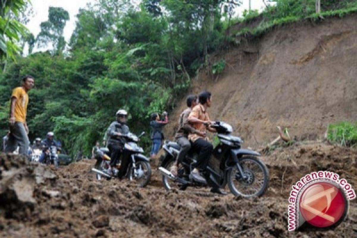 Longsor 40 Meter Tutup Jalan Tomohon-Manado