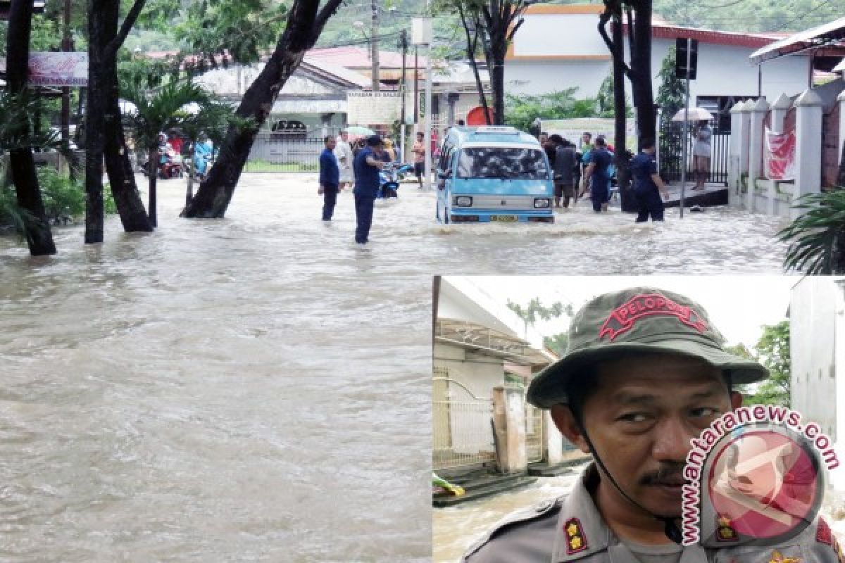 Personel Brimobda-Polairud Sulut Bantu Korban Bencana Manado 