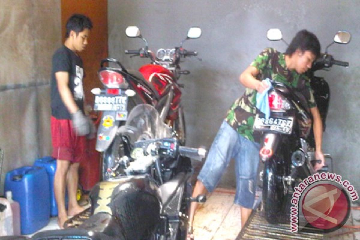 Tukang Cuci Motor di Kupang Panen